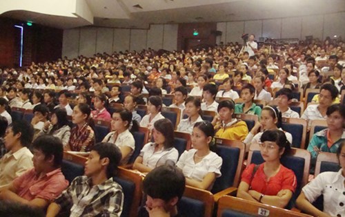 Tân sinh viên hăm hở bước vào năm học mới